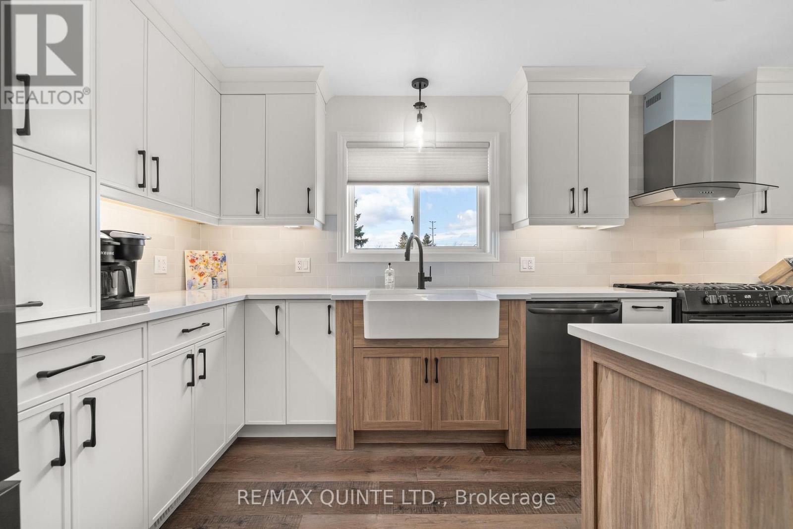 56 Alnet Drive, Belleville (Belleville Ward), ON - Indoor Photo Showing Kitchen With Upgraded Kitchen