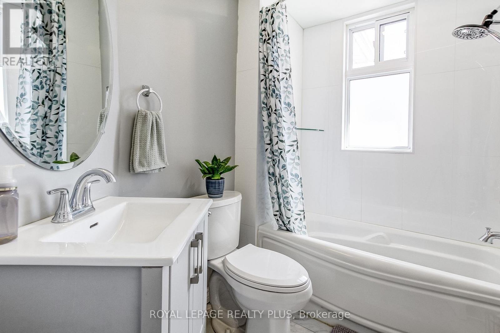 38 Rosemont Avenue, Hamilton, ON - Indoor Photo Showing Bathroom