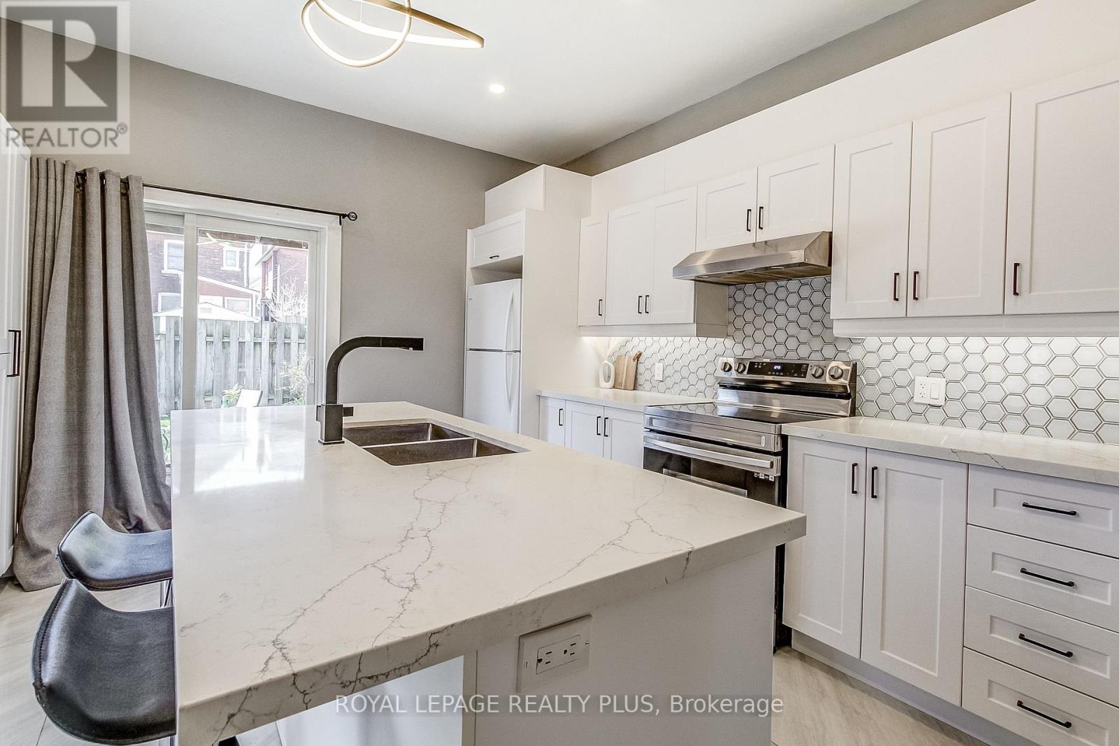 38 Rosemont Avenue, Hamilton, ON - Indoor Photo Showing Kitchen With Double Sink With Upgraded Kitchen