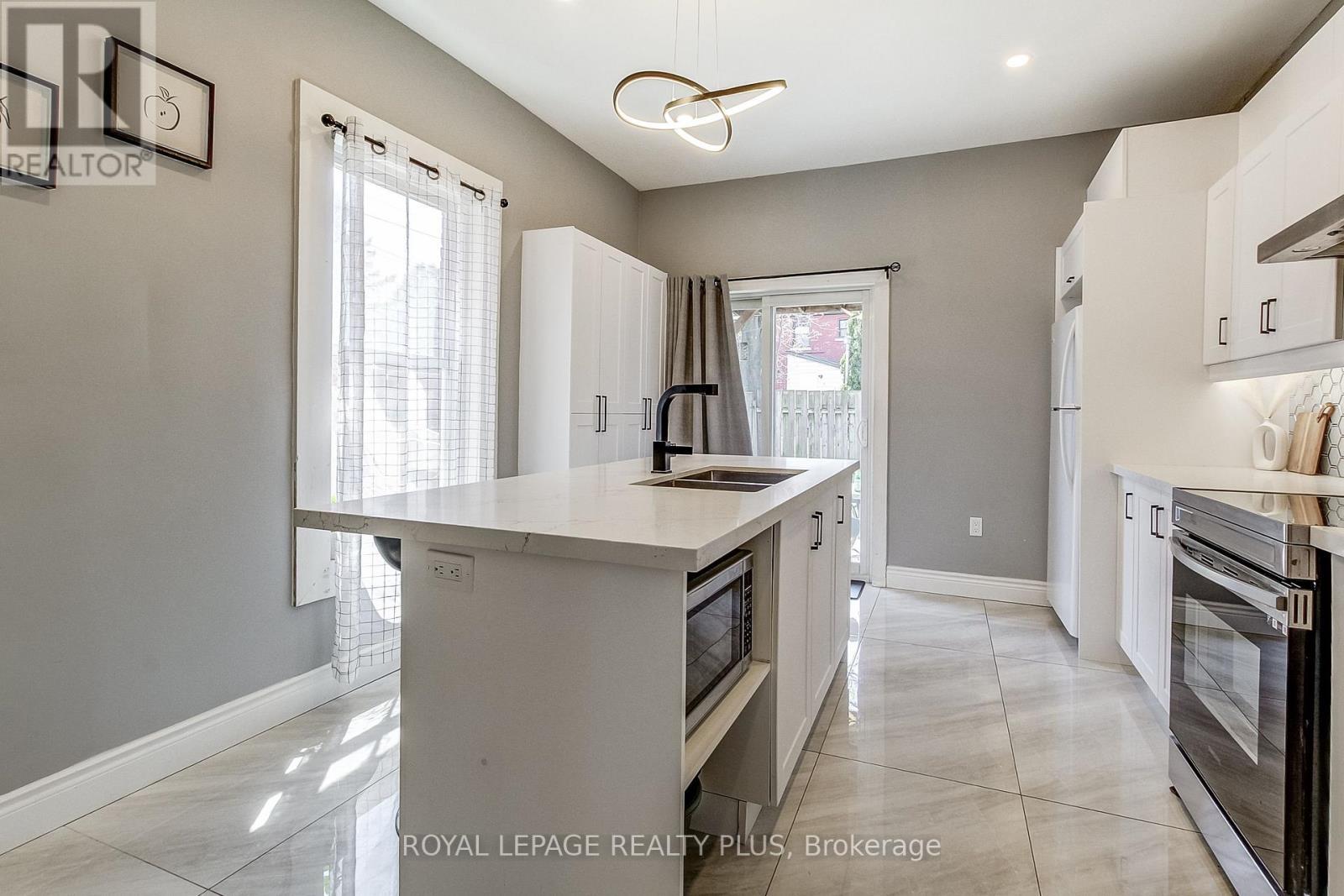 38 Rosemont Avenue, Hamilton, ON - Indoor Photo Showing Kitchen