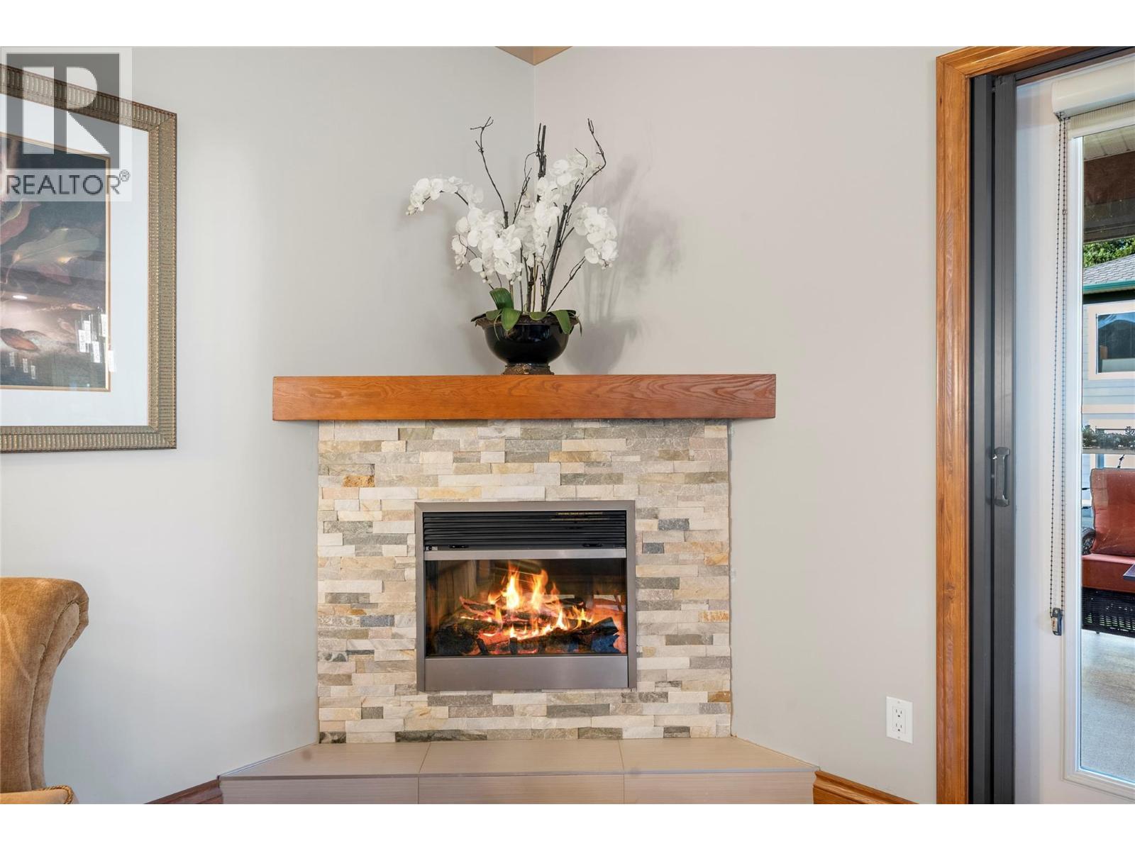 2680 Golf Course Drive Unit# 8, Blind Bay, BC - Indoor Photo Showing Living Room With Fireplace