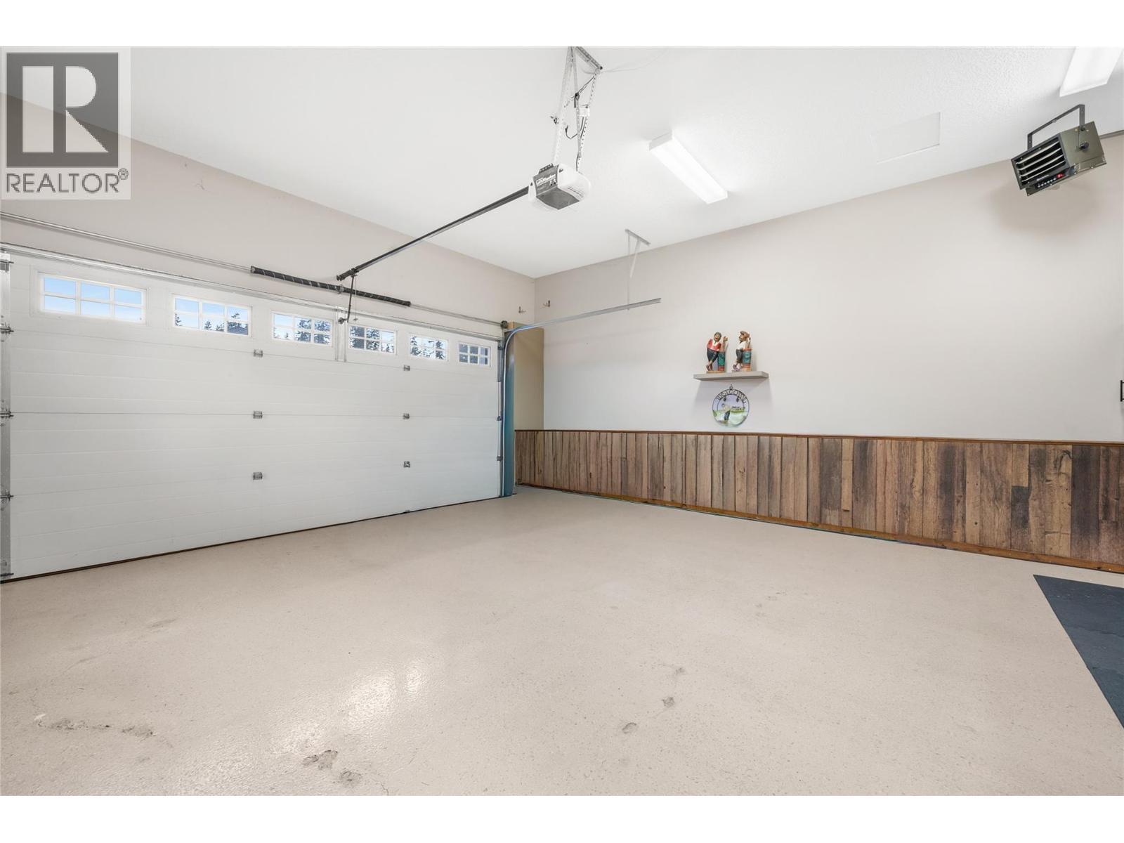 2680 Golf Course Drive Unit# 8, Blind Bay, BC - Indoor Photo Showing Garage