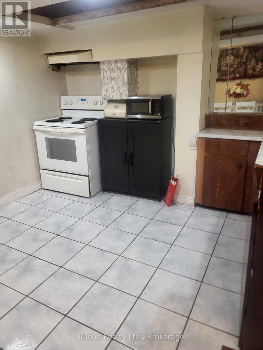 Bsmt - 7616 Discus Crescent, Mississauga, ON - Indoor Photo Showing Kitchen