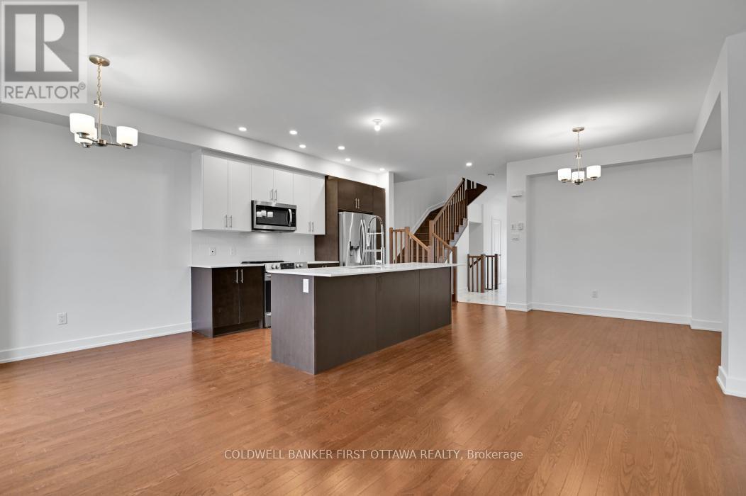 2305 Goldhawk Drive, Ottawa, ON - Indoor Photo Showing Kitchen With Upgraded Kitchen