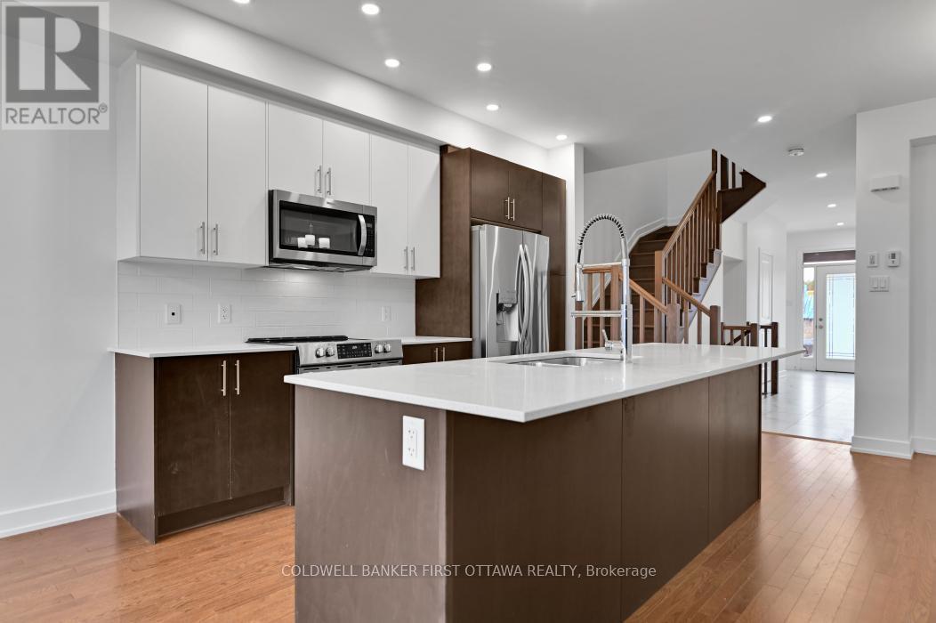 2305 Goldhawk Drive, Ottawa, ON - Indoor Photo Showing Kitchen With Upgraded Kitchen