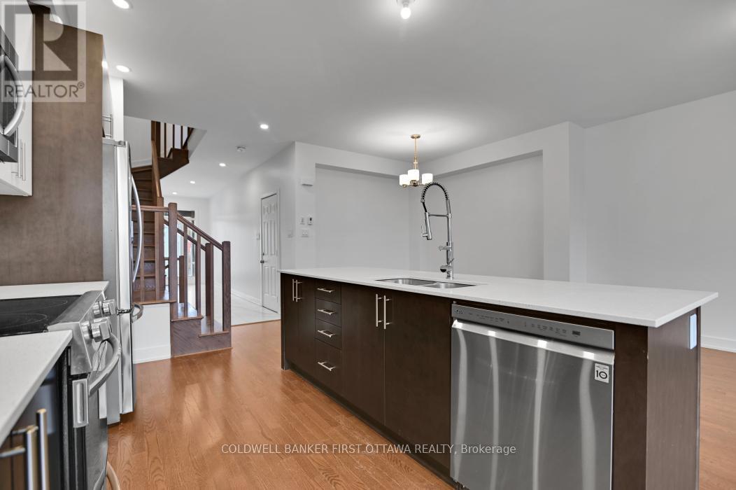 2305 Goldhawk Drive, Ottawa, ON - Indoor Photo Showing Kitchen With Double Sink With Upgraded Kitchen