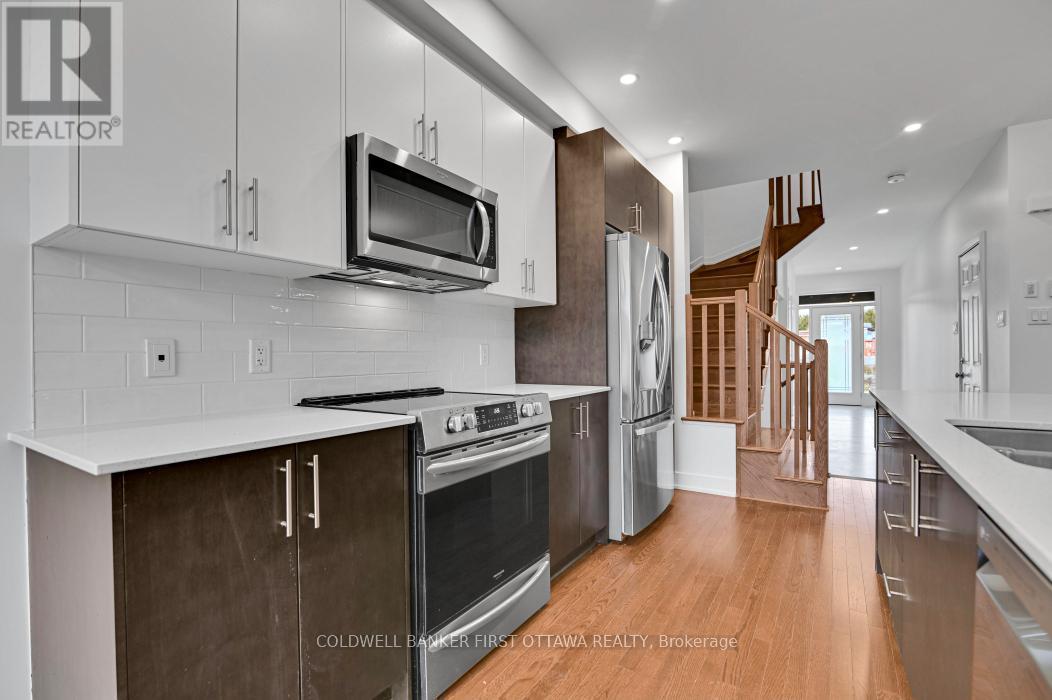2305 Goldhawk Drive, Ottawa, ON - Indoor Photo Showing Kitchen With Upgraded Kitchen