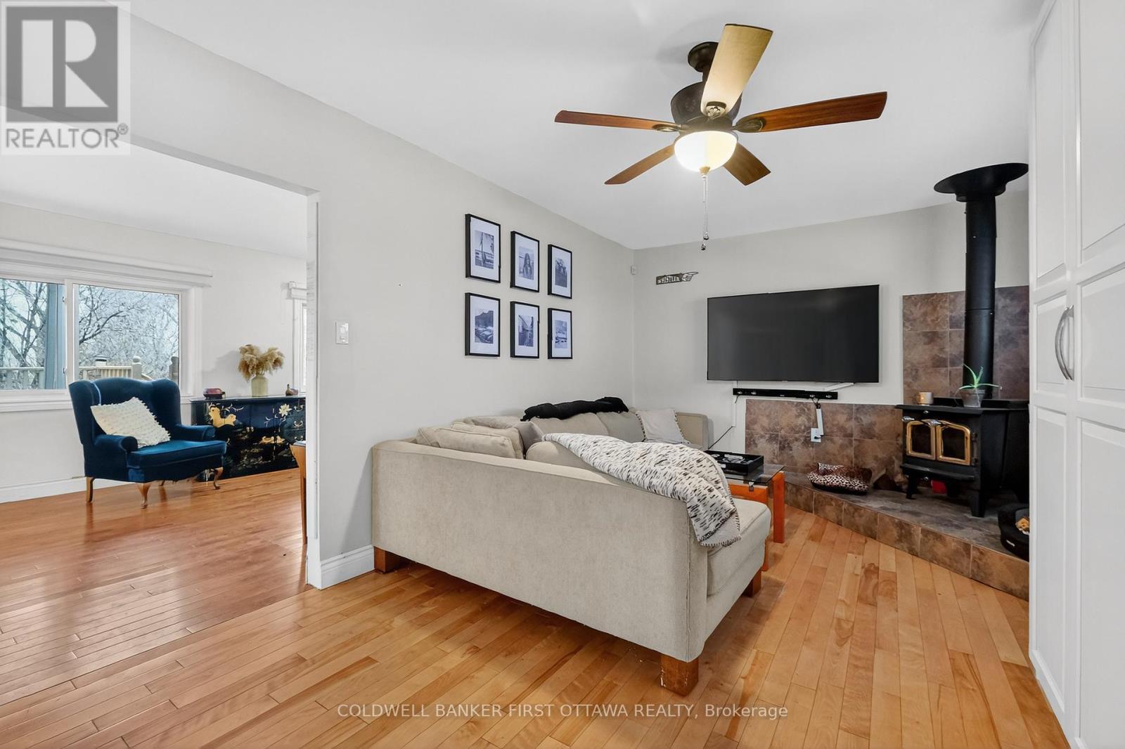 1110 Dunning Road, Ottawa, ON - Indoor Photo Showing Living Room