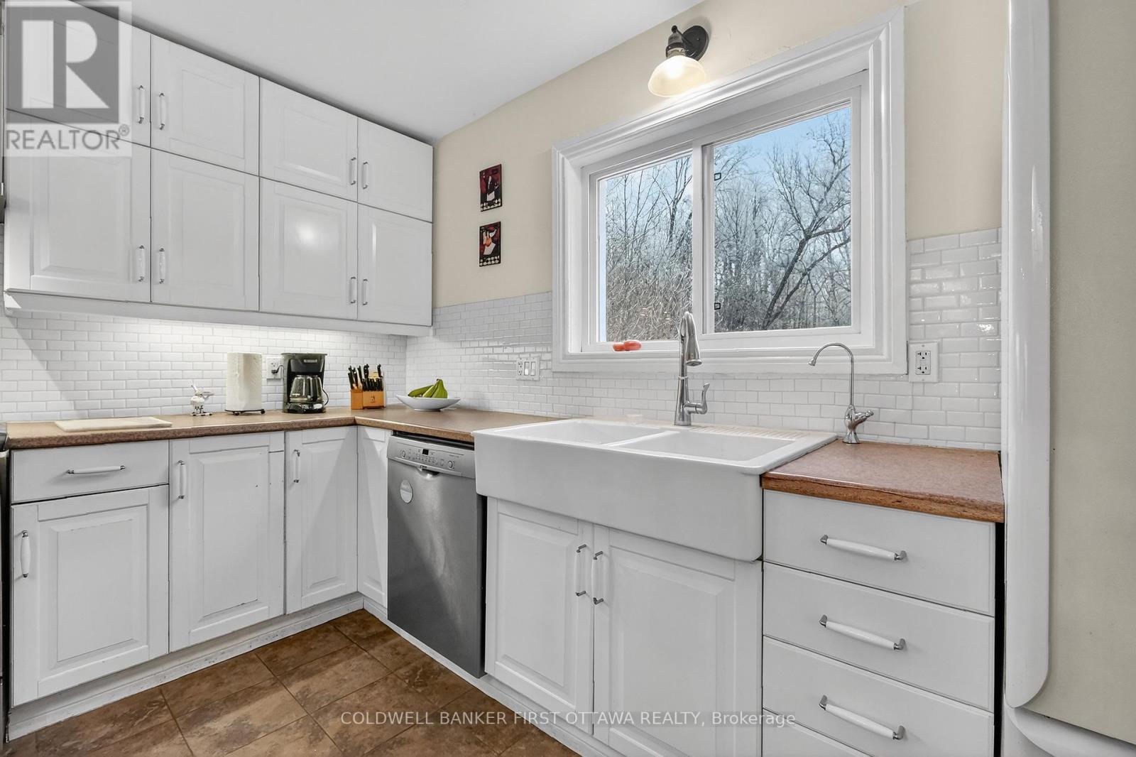 1110 Dunning Road, Ottawa, ON - Indoor Photo Showing Kitchen With Upgraded Kitchen