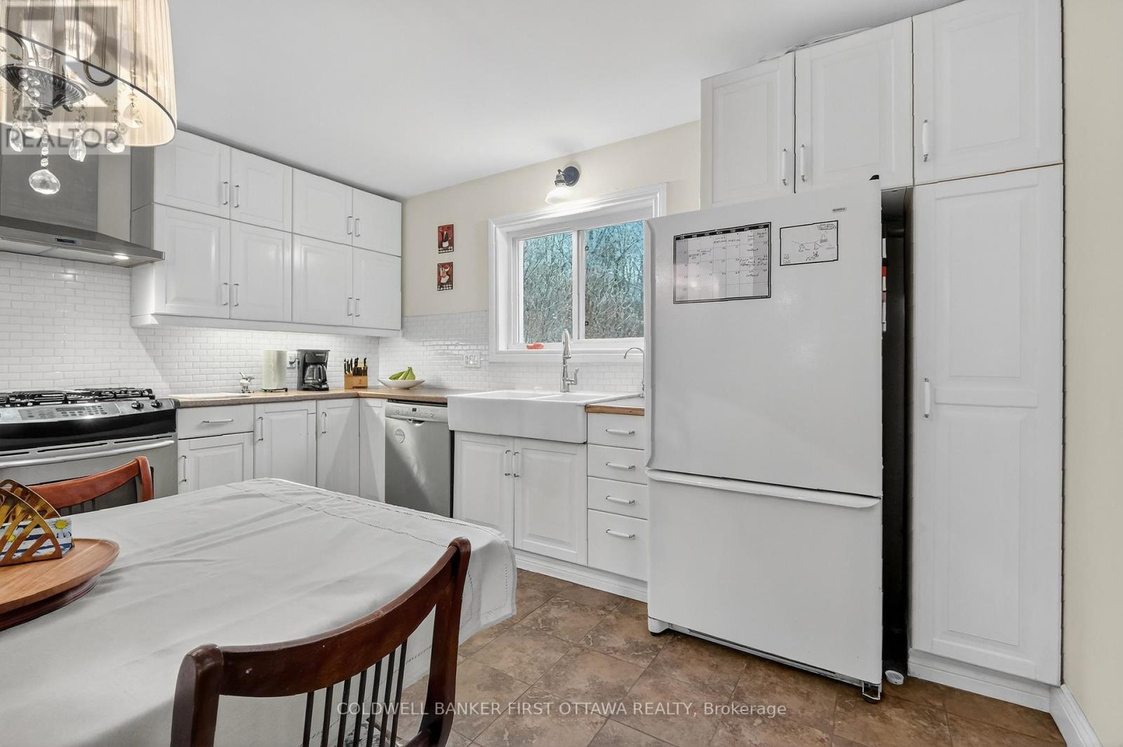 1110 Dunning Road, Ottawa, ON - Indoor Photo Showing Kitchen With Upgraded Kitchen