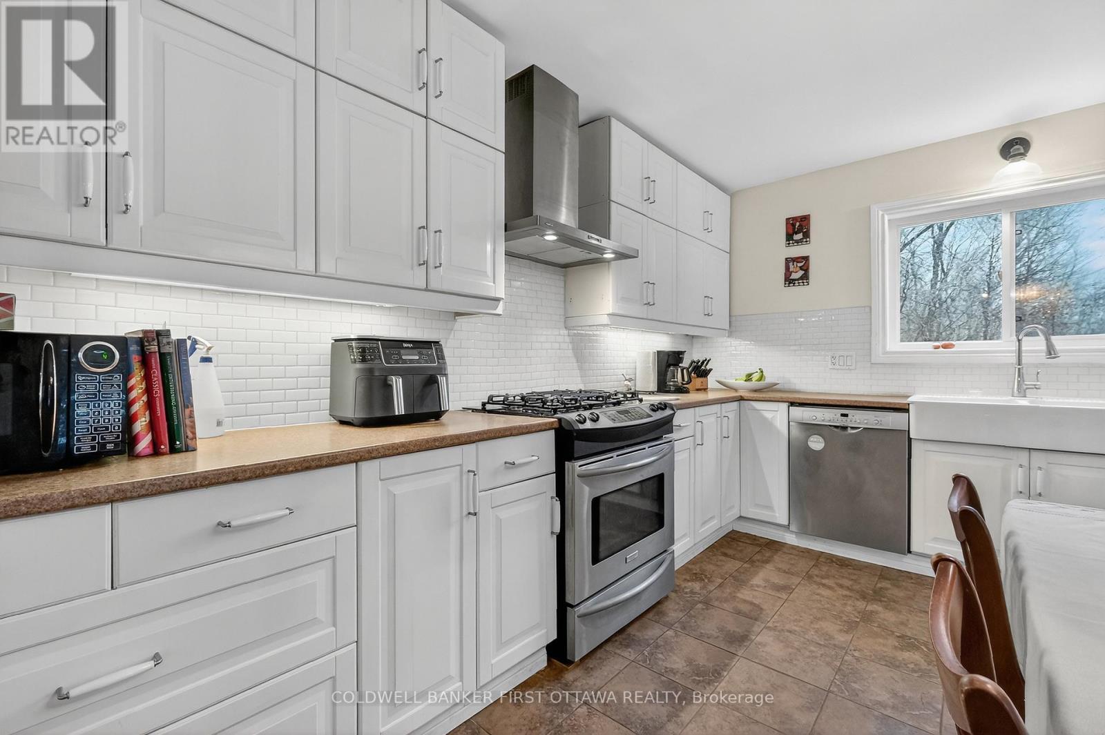 1110 Dunning Road, Ottawa, ON - Indoor Photo Showing Kitchen With Upgraded Kitchen