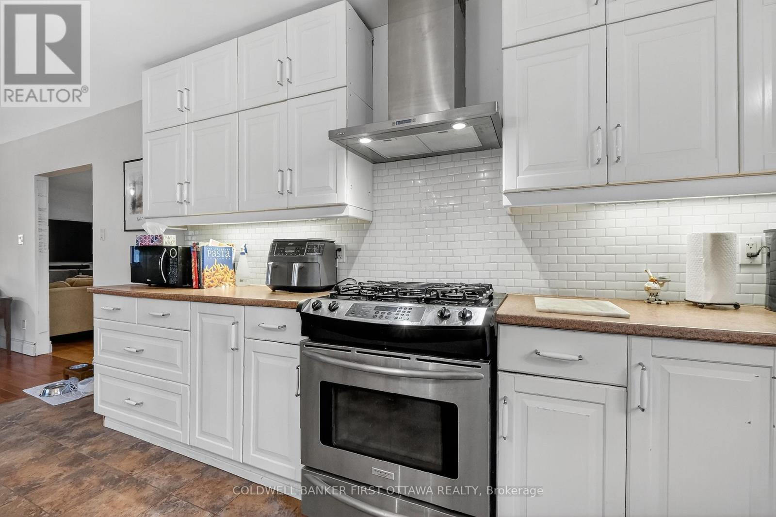 1110 Dunning Road, Ottawa, ON - Indoor Photo Showing Kitchen With Upgraded Kitchen