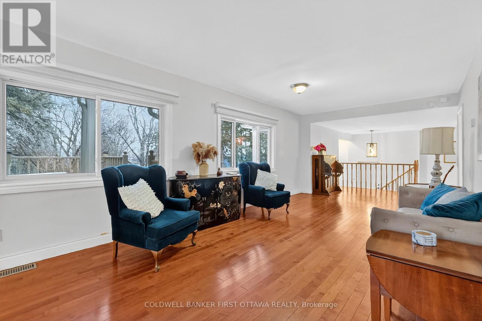 1110 Dunning Road, Ottawa, ON - Indoor Photo Showing Living Room