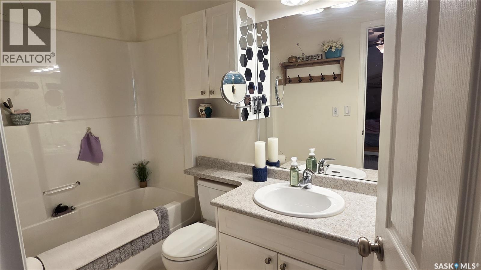 815 Lynd Crescent, Saskatoon, SK - Indoor Photo Showing Bathroom
