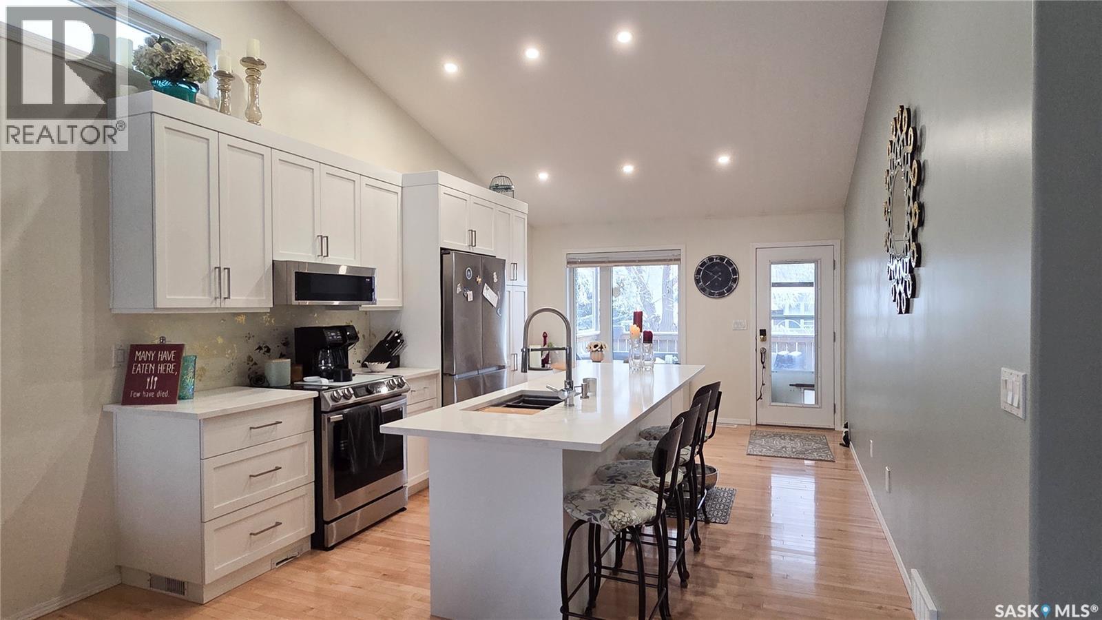 815 Lynd Crescent, Saskatoon, SK - Indoor Photo Showing Kitchen With Upgraded Kitchen