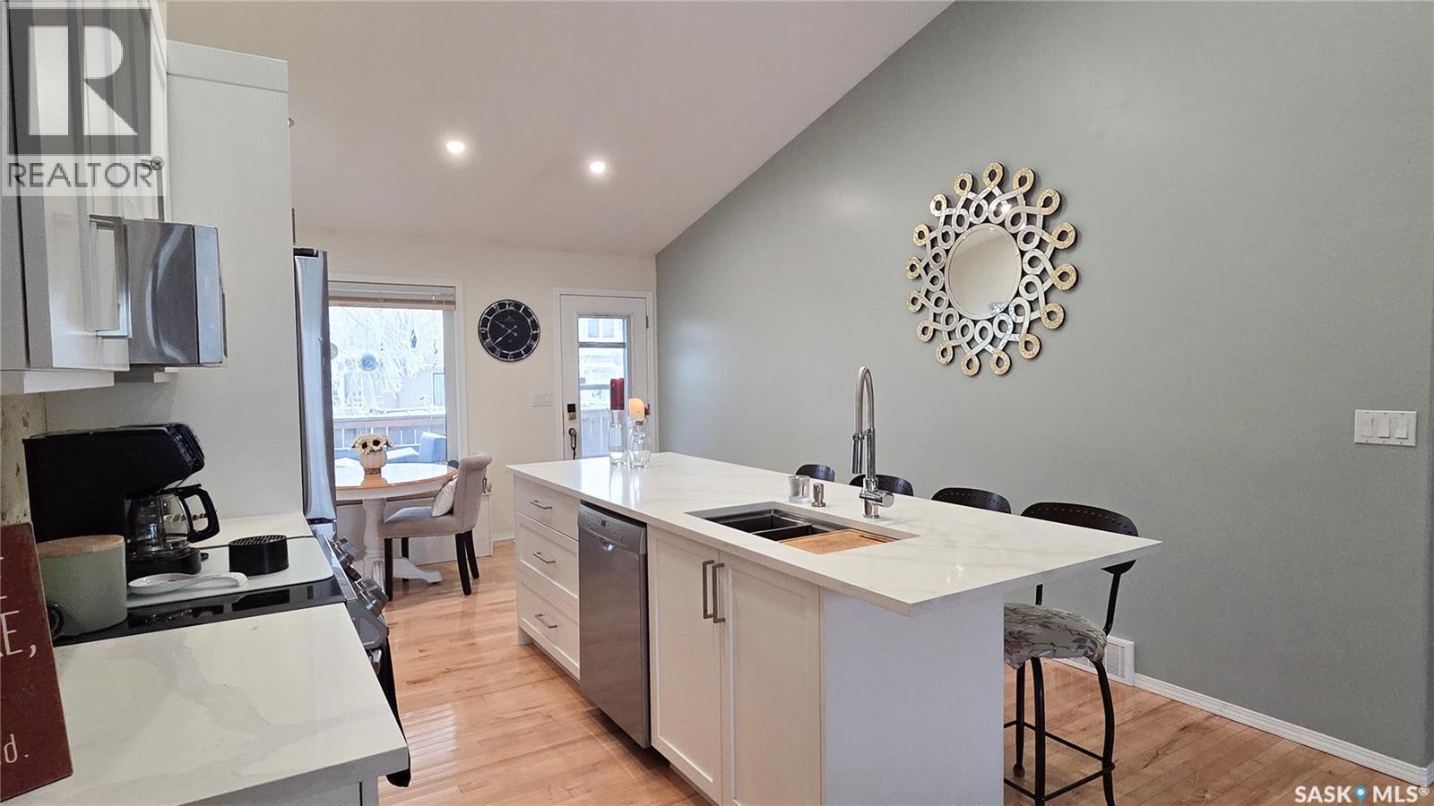 815 Lynd Crescent, Saskatoon, SK - Indoor Photo Showing Kitchen With Double Sink