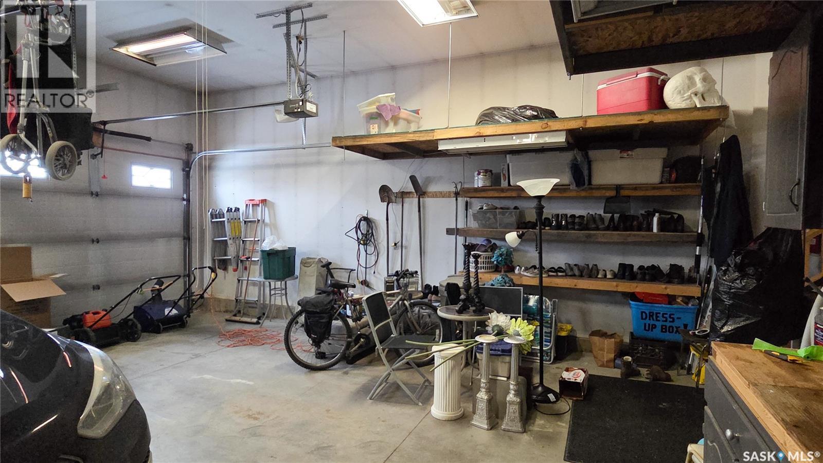 815 Lynd Crescent, Saskatoon, SK - Indoor Photo Showing Garage