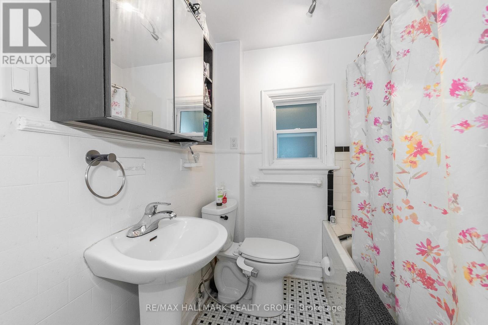 82 Beech Street, Ottawa, ON - Indoor Photo Showing Bathroom
