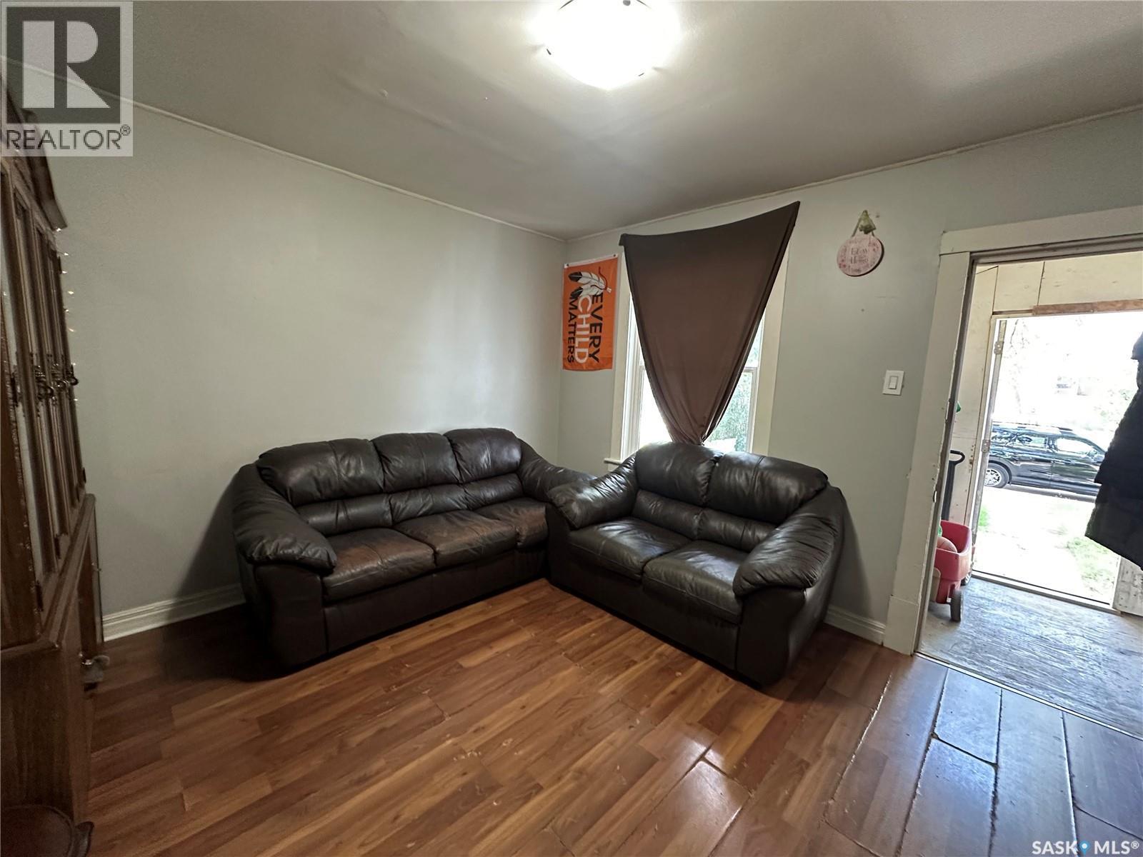 761 Athol Street, Regina, SK - Indoor Photo Showing Living Room