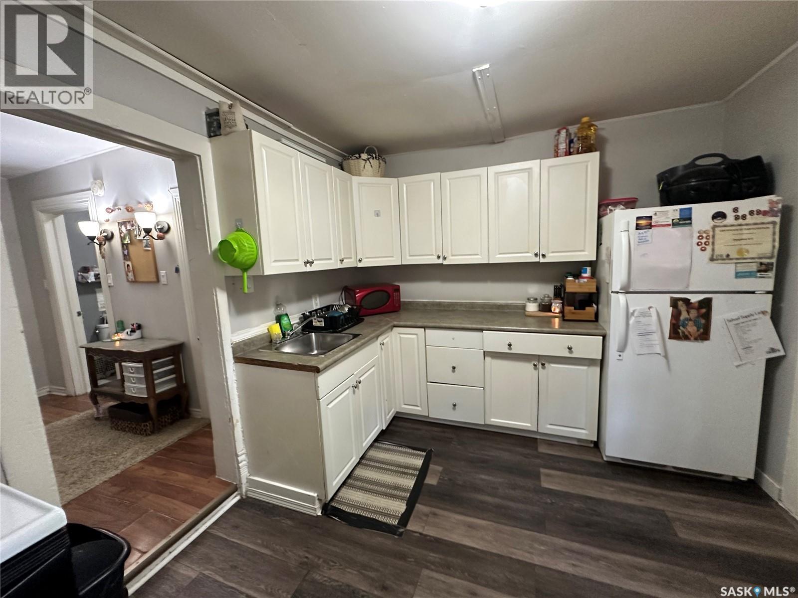 761 Athol Street, Regina, SK - Indoor Photo Showing Kitchen