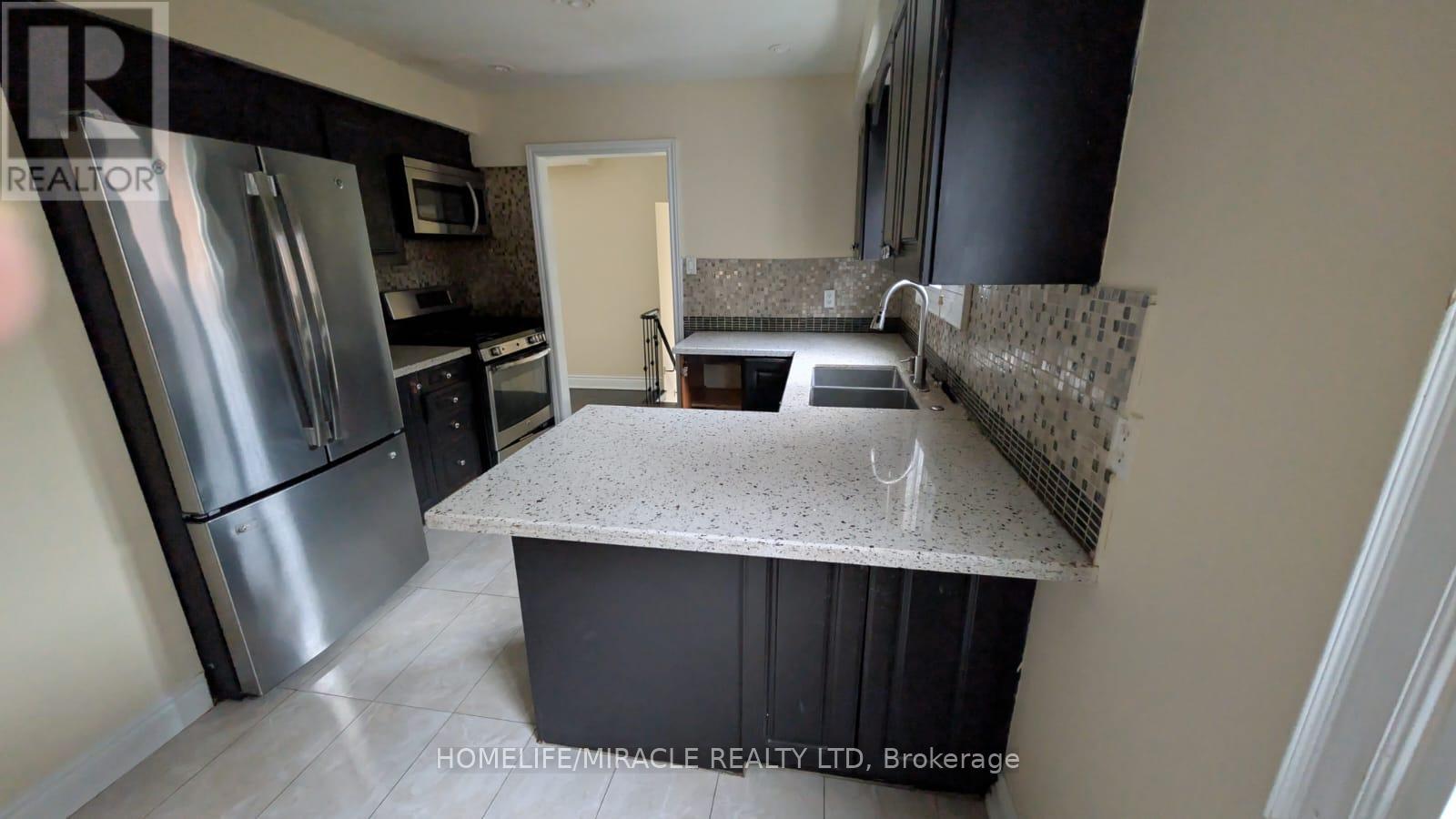 378 Hansen Road, Brampton, ON - Indoor Photo Showing Kitchen