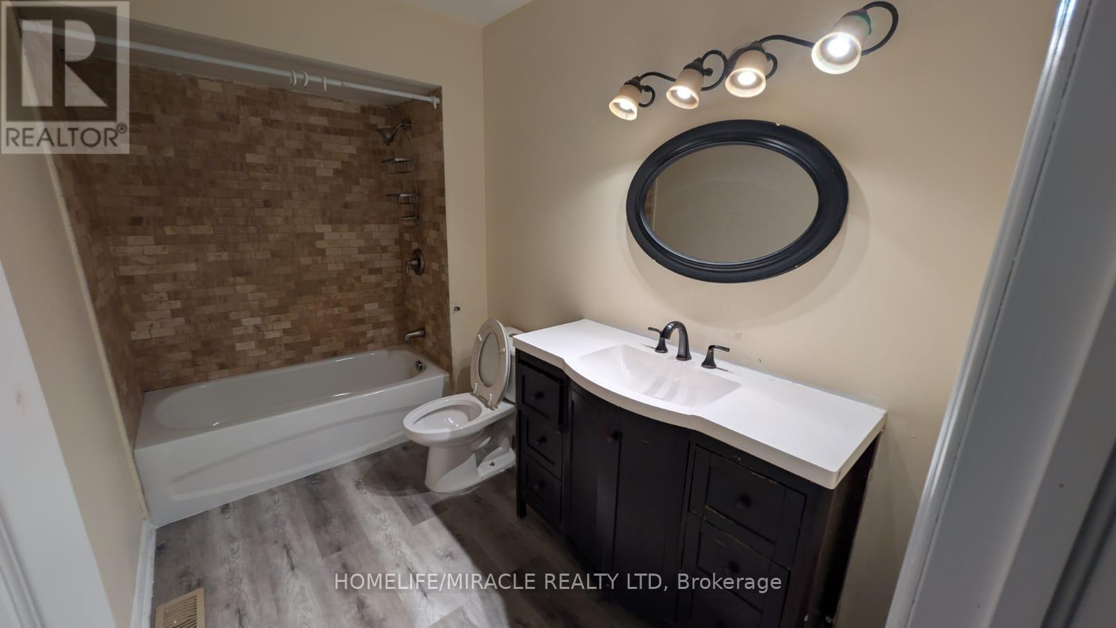 378 Hansen Road, Brampton, ON - Indoor Photo Showing Bathroom