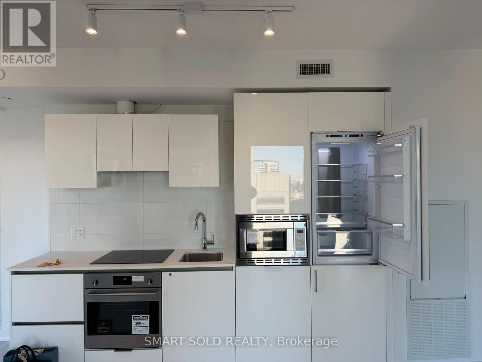 2804 - 238 Simcoe Street, Toronto, ON - Indoor Photo Showing Kitchen With Upgraded Kitchen