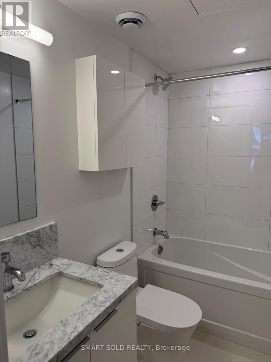 2804 - 238 Simcoe Street, Toronto, ON - Indoor Photo Showing Bathroom