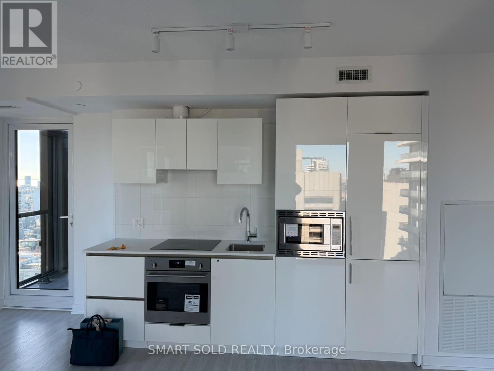 2804 - 238 Simcoe Street, Toronto, ON - Indoor Photo Showing Kitchen