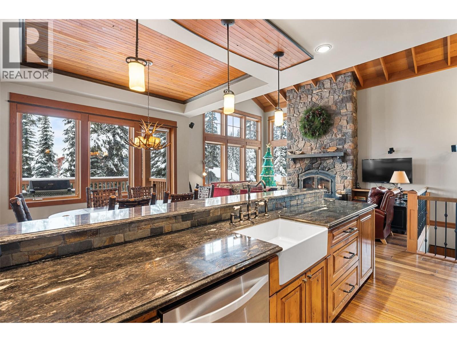 255 Feathertop Way Unit# 14, Big White, BC - Indoor With Fireplace