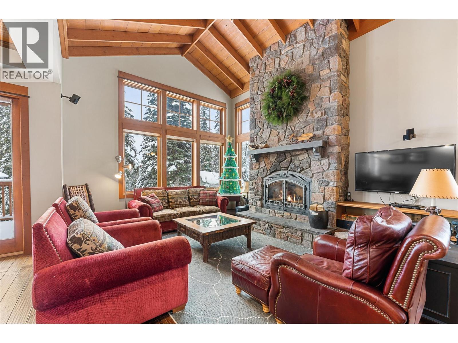 255 Feathertop Way Unit# 14, Big White, BC - Indoor Photo Showing Living Room With Fireplace