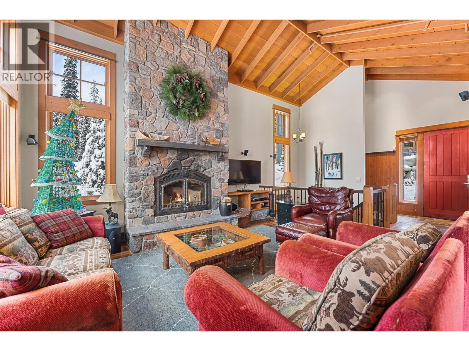 255 Feathertop Way Unit# 14, Big White, BC - Indoor Photo Showing Living Room With Fireplace