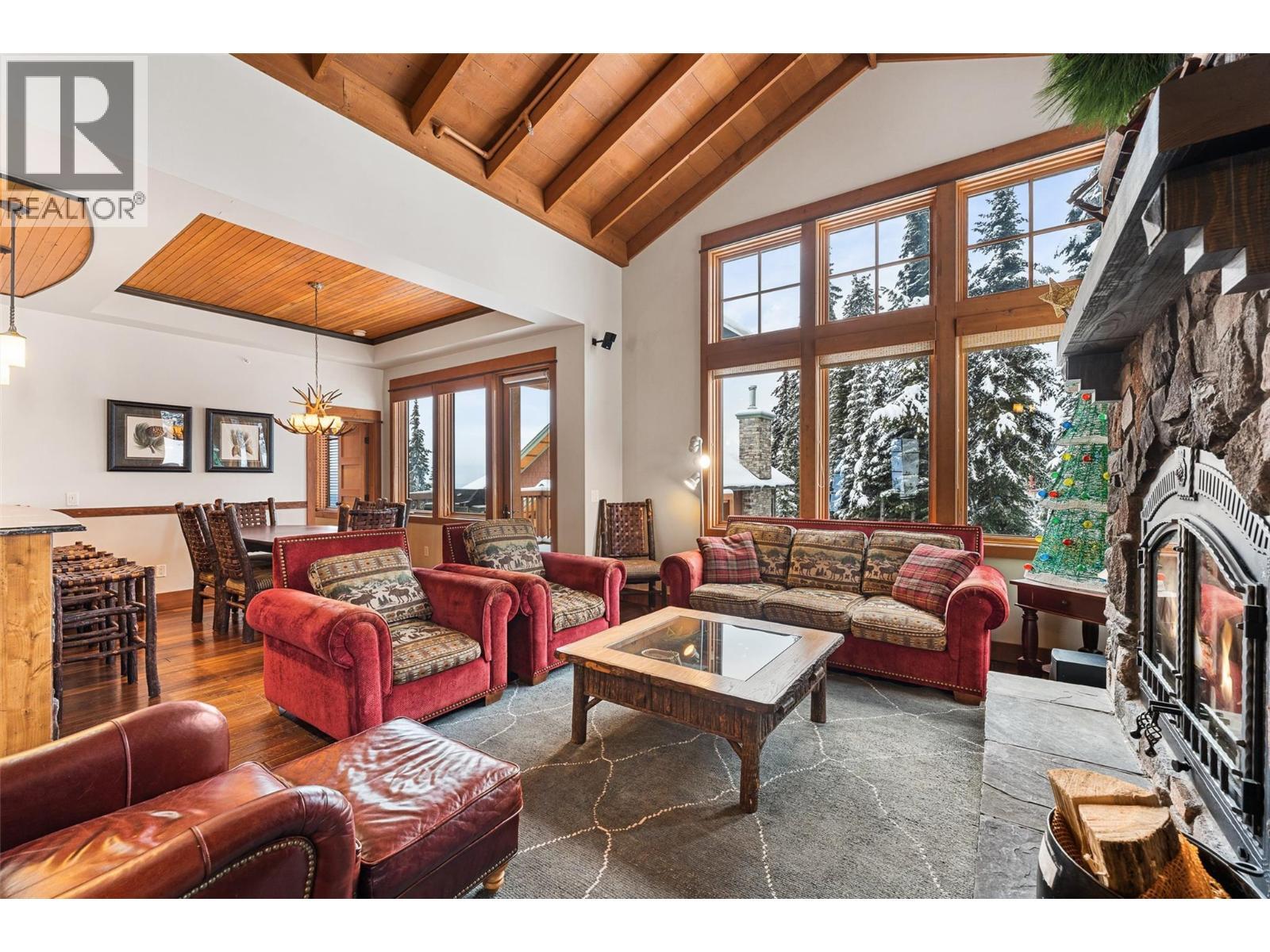 255 Feathertop Way Unit# 14, Big White, BC - Indoor Photo Showing Living Room With Fireplace
