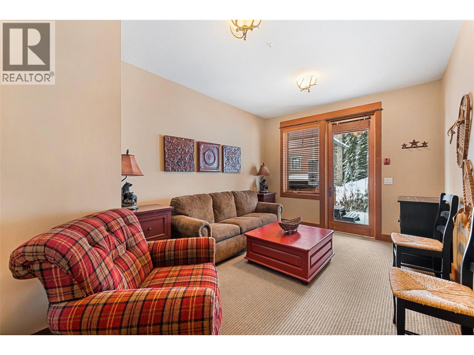 255 Feathertop Way Unit# 14, Big White, BC - Indoor Photo Showing Living Room
