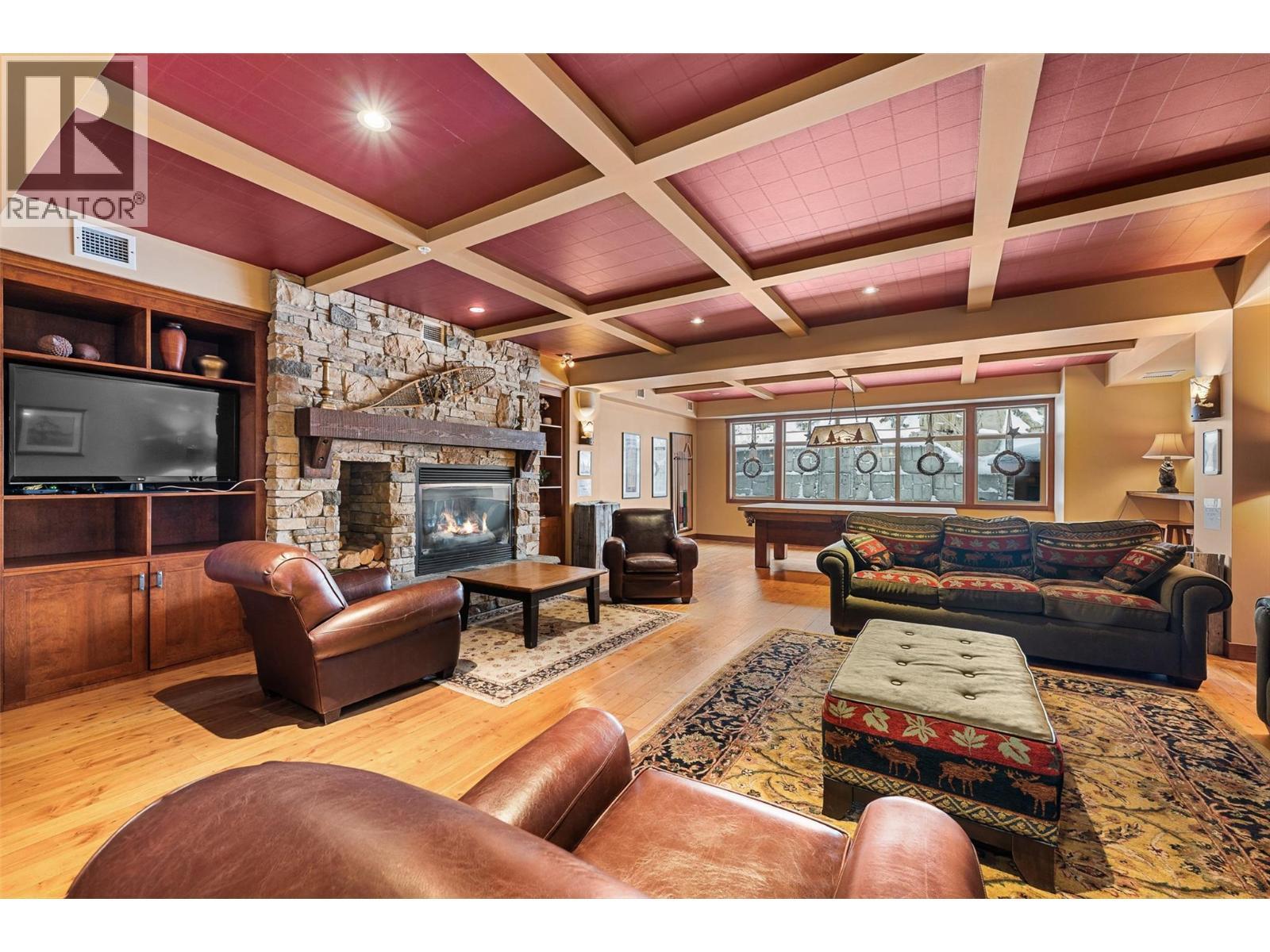 255 Feathertop Way Unit# 14, Big White, BC - Indoor Photo Showing Living Room With Fireplace