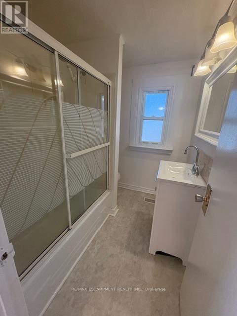 89 Shaw Street, Hamilton, ON - Indoor Photo Showing Bathroom