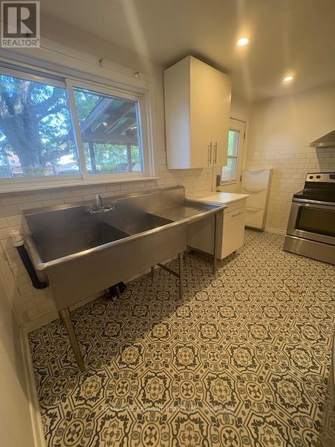 89 Shaw Street, Hamilton, ON - Indoor Photo Showing Other Room