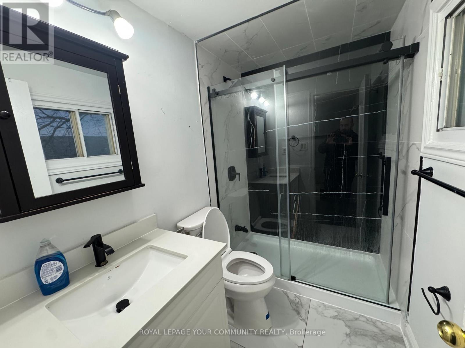 24 Grand River Court, Brampton, ON - Indoor Photo Showing Bathroom