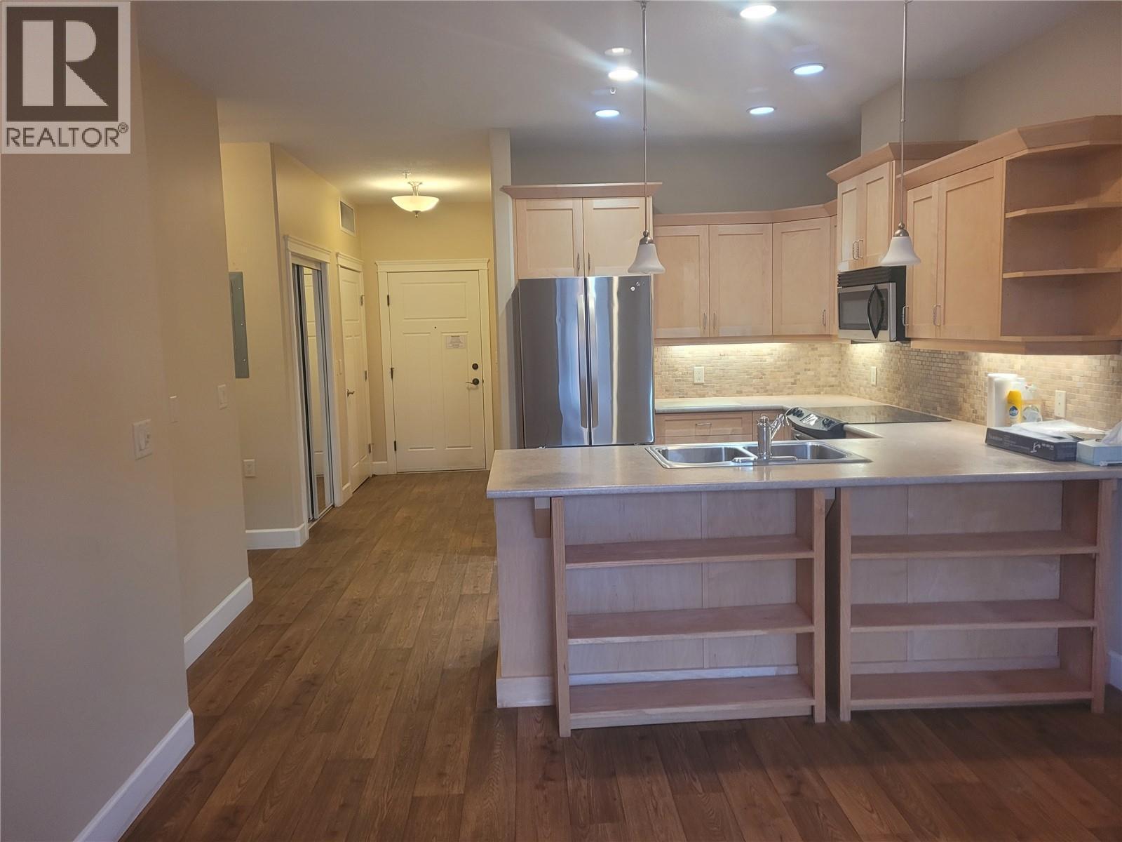 9100 Mackie Drive Unit# 114, Coldstream, BC - Indoor Photo Showing Kitchen With Double Sink With Upgraded Kitchen