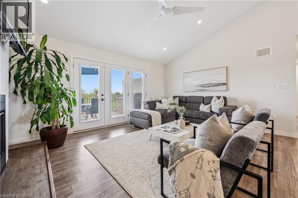 7303 Fifth Line, Wellington North, ON - Indoor Photo Showing Living Room