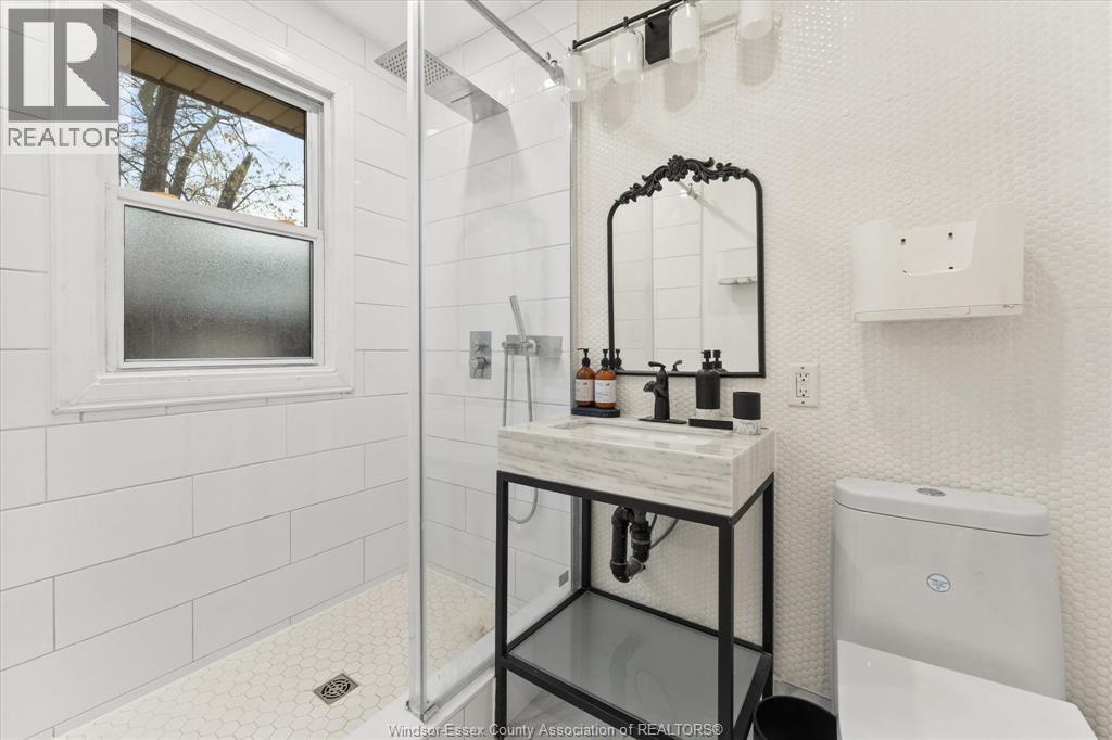 432 Cabana Road Unit# Unit 2 (Left Unit), Windsor, ON - Indoor Photo Showing Bathroom