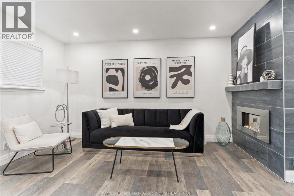 432 Cabana Road Unit# Unit 2 (Left Unit), Windsor, ON - Indoor Photo Showing Living Room With Fireplace