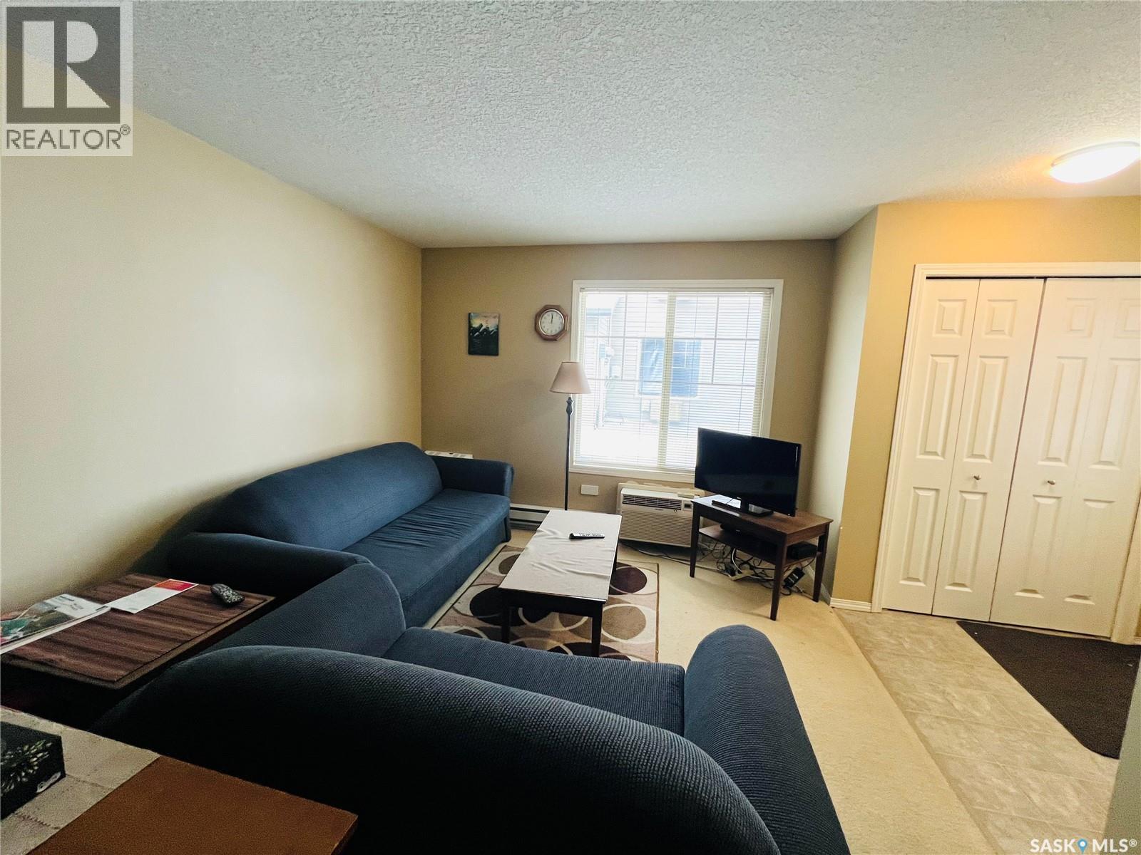 304 700 Battleford Trail, Swift Current, SK - Indoor Photo Showing Living Room