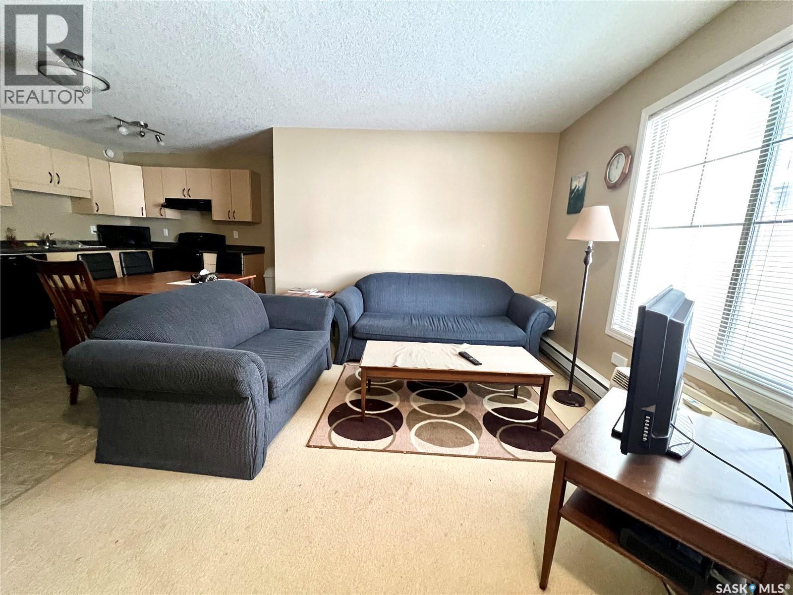 304 700 Battleford Trail, Swift Current, SK - Indoor Photo Showing Living Room