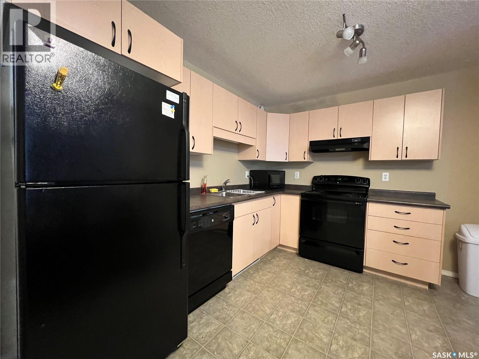 304 700 Battleford Trail, Swift Current, SK - Indoor Photo Showing Kitchen With Double Sink