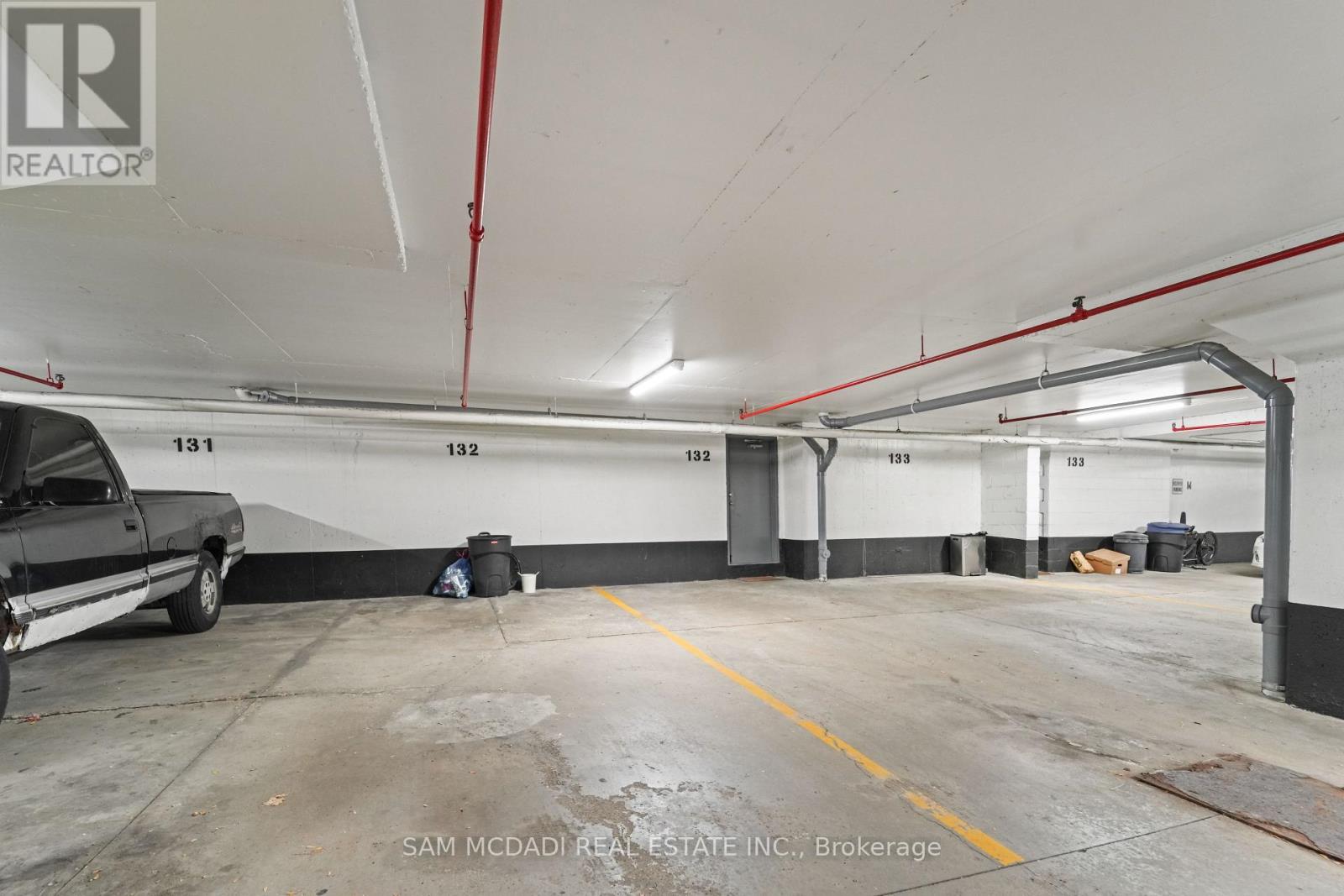 132 - 1050 Shawnmarr Road, Mississauga, ON - Indoor Photo Showing Garage