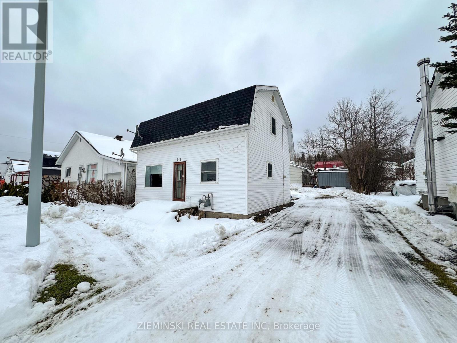618 Montrock Street, Iroquois Falls, ON - Outdoor