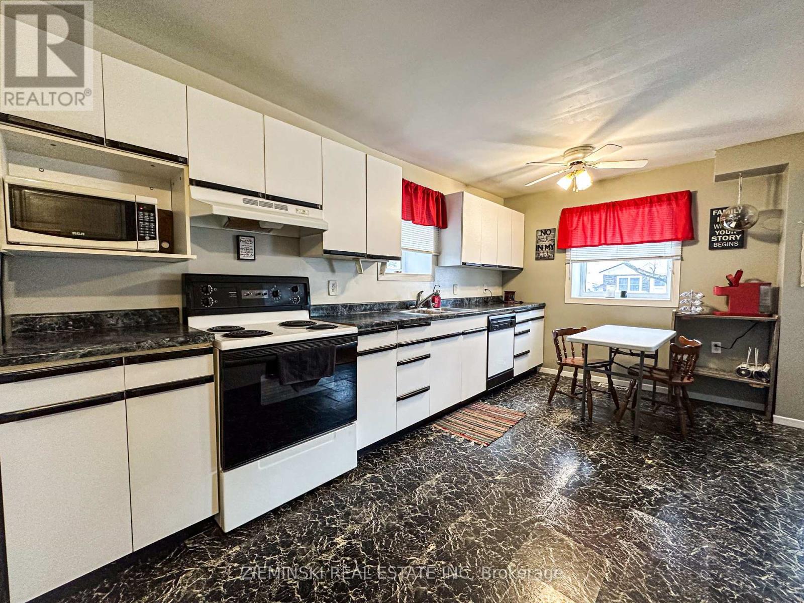 618 Montrock Street, Iroquois Falls, ON - Indoor Photo Showing Kitchen