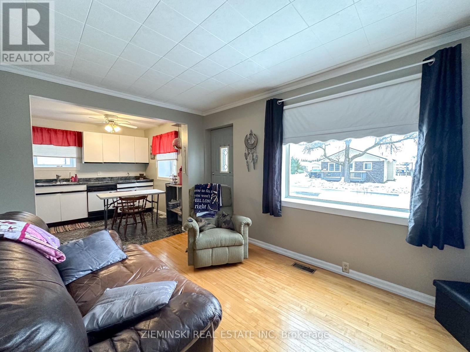 618 Montrock Street, Iroquois Falls, ON - Indoor Photo Showing Living Room