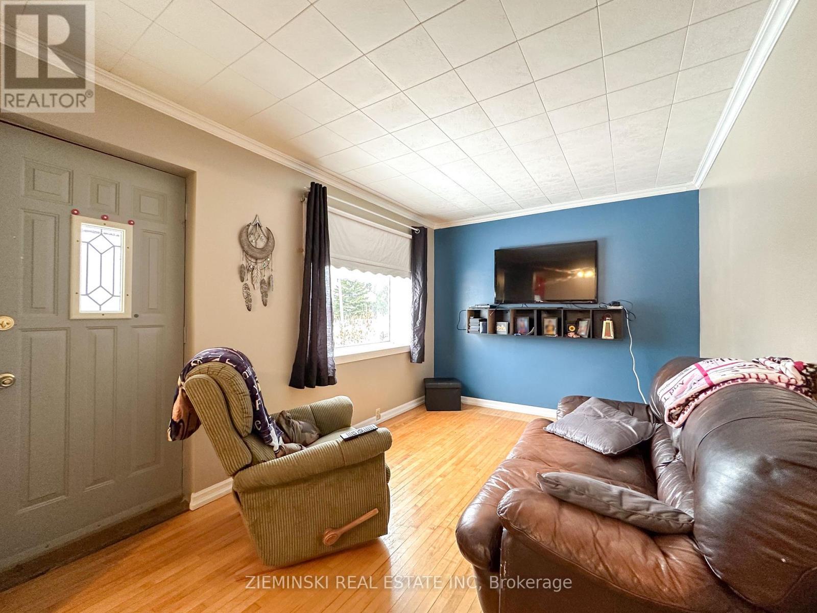 618 Montrock Street, Iroquois Falls, ON - Indoor